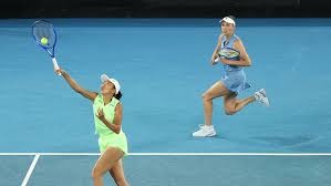 麦克阿瑟FCvs大埔亚冠赛前为香港大埔火灾遇难者...